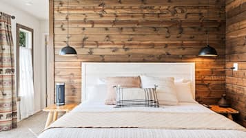 3 habitaciones, escritorio y tabla de planchar con plancha
