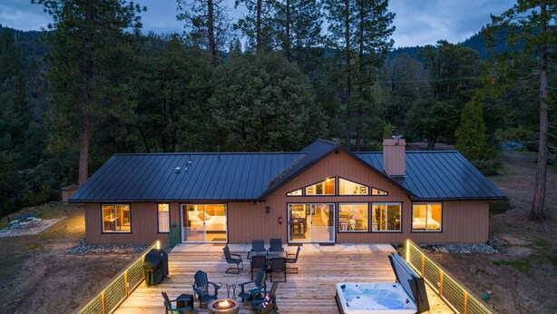A cabin with a deck, outdoor seating, and a hot tub. - Mountain Retreat on 5 acres with nature views, deck, hot tub, EV charging (Mariposa)