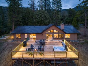 A cabin with a deck, outdoor seating, and a hot tub. - Mountain Retreat on 5 acres with nature views, deck, hot tub, EV charging (Mariposa)