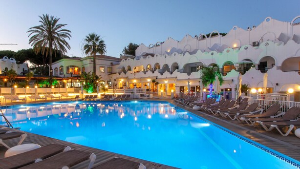 A pool area with lounge chairs and a building with unique architecture. - Fantastic 1 bed townhouse close to Marbella (Marbella)