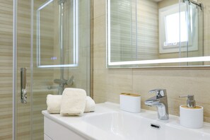 Shower, hair dryer, towels