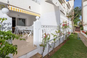 Outdoor dining - Playa Real beachfront with pool view (Marbella)