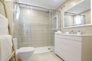 Shower, hair dryer, towels
