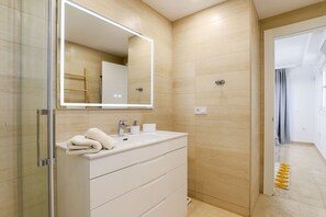Shower, hair dryer, towels - Playa Real beachfront with pool view (Marbella)