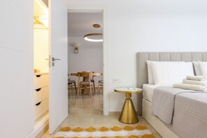 2 bedrooms, iron/ironing board, free WiFi, bed sheets - Playa Real beachfront with pool view (Marbella)