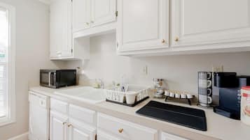 Micro-ondes, lave-vaisselle, cafetiĂšre/bouilloire