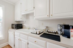 Microondas, lavavajillas, cafetera y tetera y utensilios de cocina 