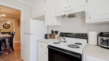 Micro-ondes, lave-vaisselle, cafetiĂšre/bouilloire