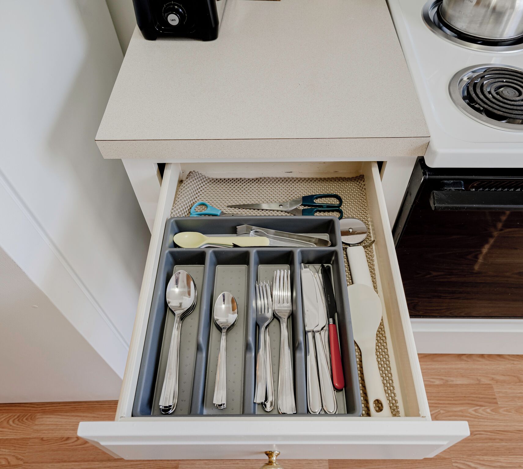 Mikroaaltouuni, astianpesukone, kahvin-/teenkeitin