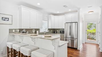 Rumah | Dapur pribadi | Lemari es besar, microwave, oven, dan kompor