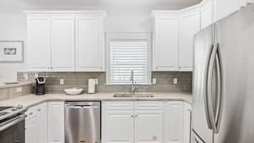House | Private kitchen | Full-sized fridge, microwave, oven, stovetop