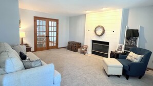 Smart TV, video library - ☘️ 10 mins to Notre Dame, 4 Bedrooms, Garage Park, Restaurants Close. Go Irish!☘️ (South Bend)