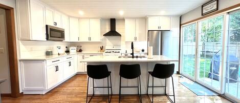 Køleskab, mikrobølgeovn, ovn, kogeplade