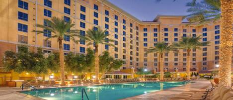 Utendørsbasseng og et oppvarmet basseng