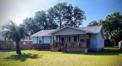 Cozy ranch, minutes from both historic downtown Savannah and Tybee Beaches.