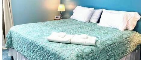 3 室のベッドルーム、アイロン / アイロン台、WiFi (無料)、ベッドシーツ