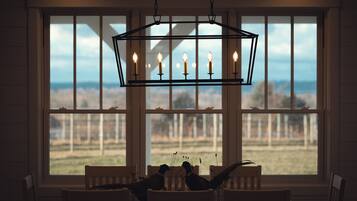 Family House | Makan dalam bilik