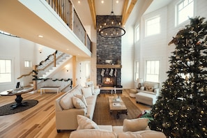 Family House | Living area - Ann Riley Farmhouse Yuba Vineyards (Williamsburg)