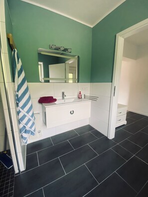 Bathroom - Cozy vacation apartment in Eitorf near Natursteig Sieg (Eitorf)