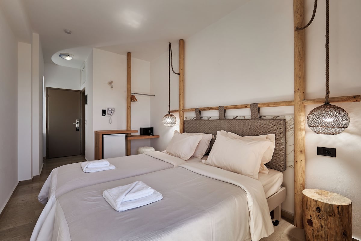 1 slaapkamer, een kluis op de kamer, verduisterende gordijnen