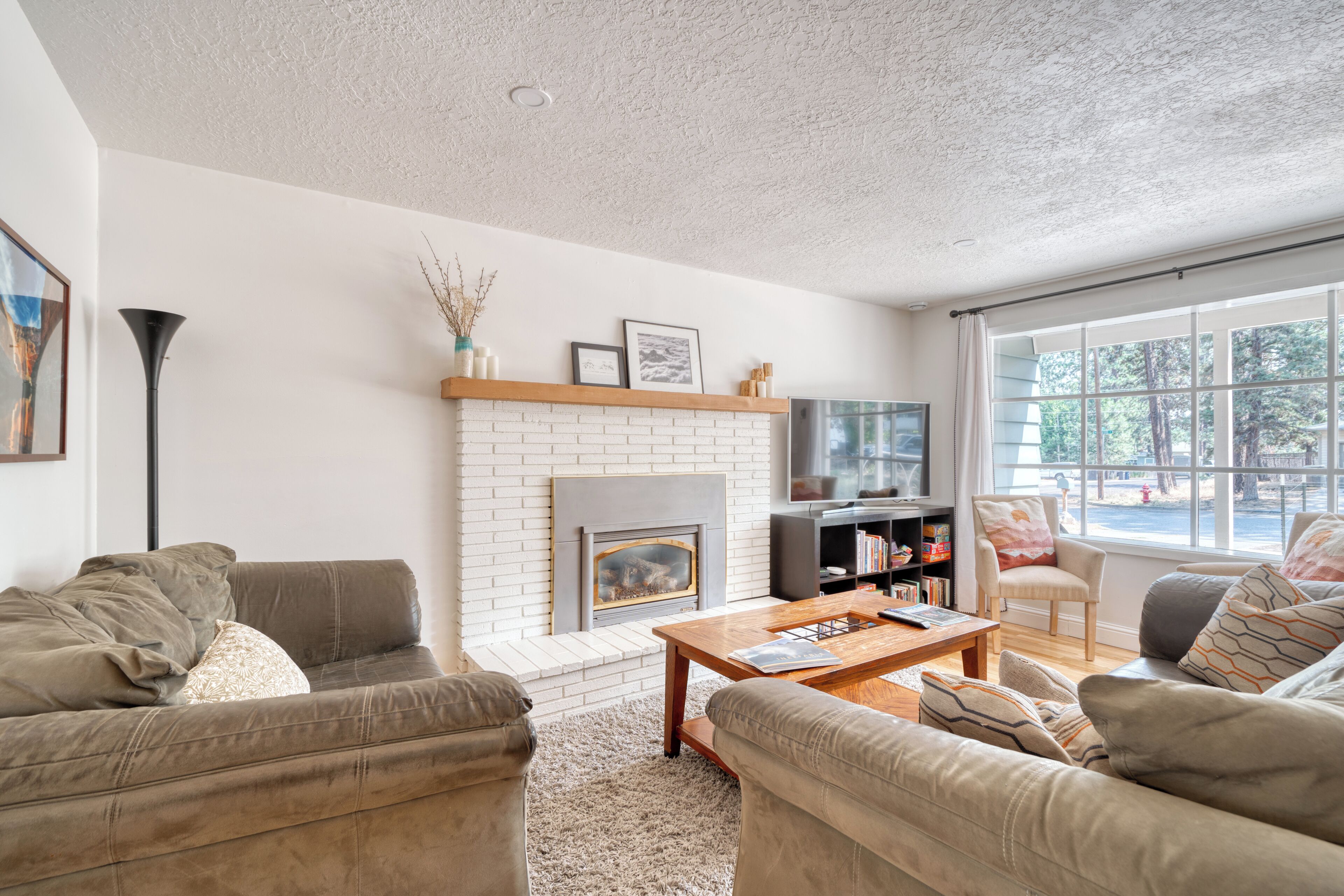 智能电视、壁炉、DVD 播放器、桌上足球