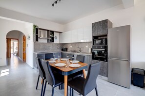 Fridge, microwave, oven, toaster - Contemporary 3BR Retreat in Prime Sliema (Sliema)