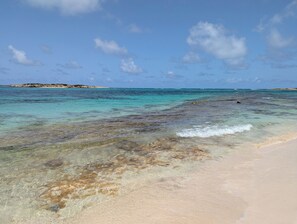靠近海滩、沙滩椅、沙滩毛巾