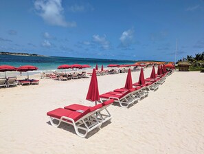 Plage à proximité, chaises longues, serviettes de plage