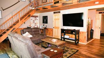 Smart TV, caminetto, impianto stereo