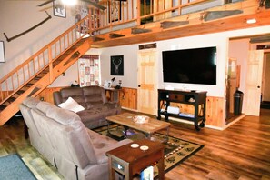 Smart TV, chimenea y estéreo