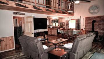 Smart TV, caminetto, impianto stereo