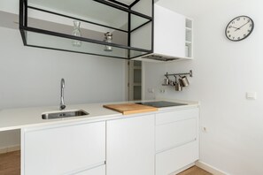 Een koelkast, een microgolfoven, een broodrooster