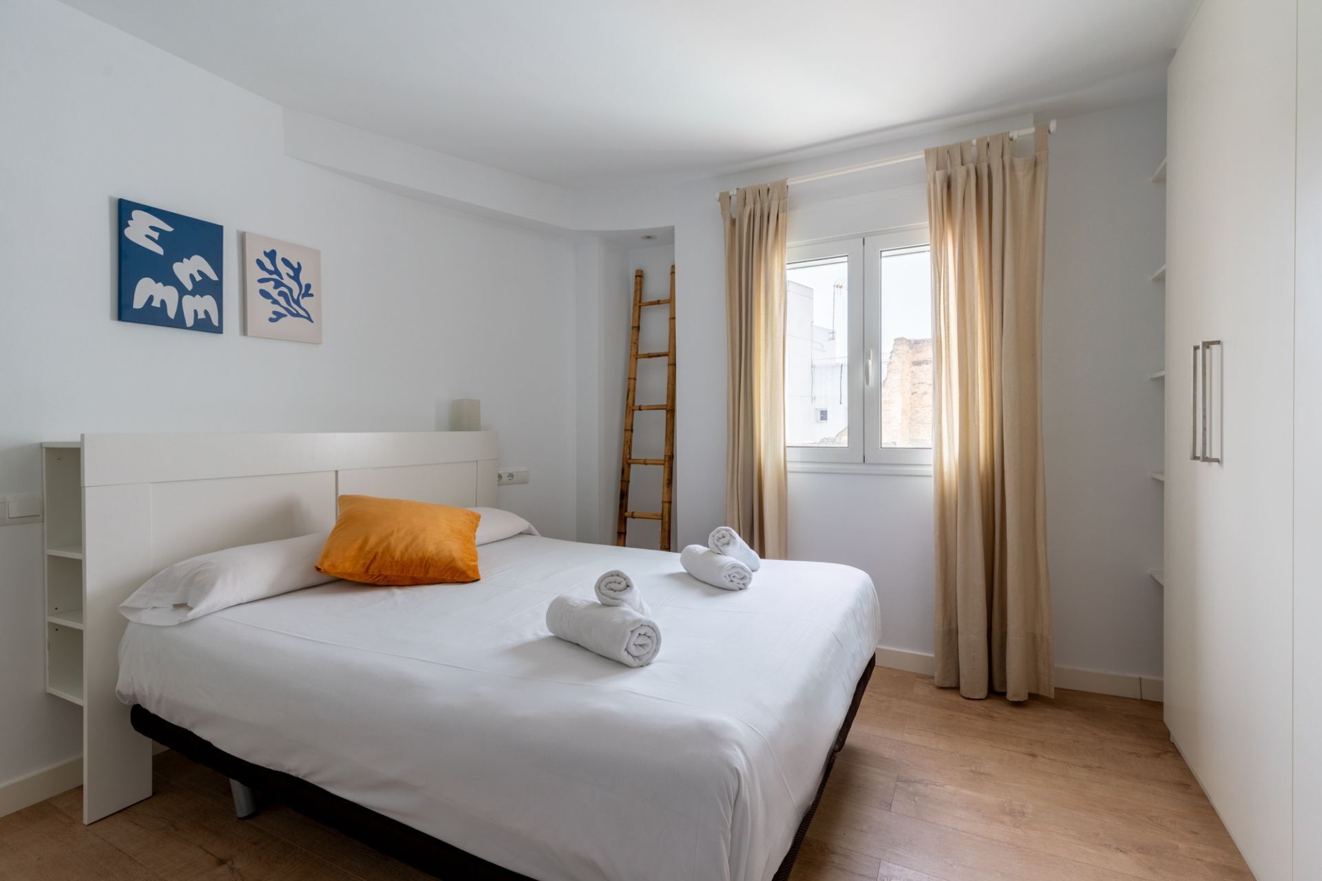 3 slaapkamers, een strijkplank/strijkijzer, beddengoed