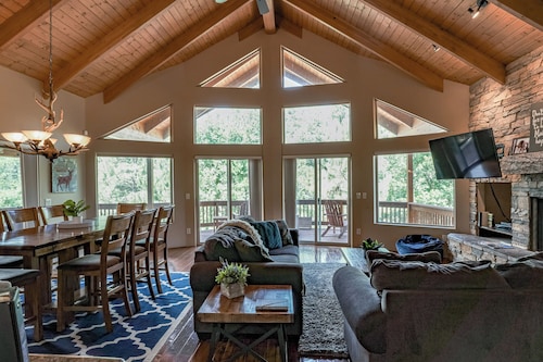 Gorgeous Cabin Retreat with AC and Hot Tub in the Pinetop Country Club