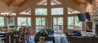 Gorgeous Cabin Retreat with AC and Hot Tub in the Pinetop Country Club