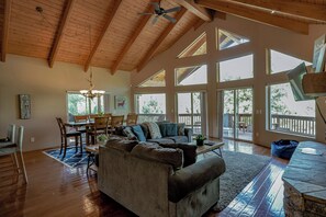 Smart TV, fireplace, DVD player - Gorgeous Cabin Retreat with AC and Hot Tub in the Pinetop Country Club (pinetop)