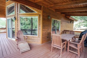 Outdoor dining - Gorgeous Cabin Retreat with AC and Hot Tub in the Pinetop Country Club (pinetop)