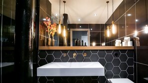 Apartment | Bathroom | Shower, towels