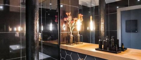 Shower, towels