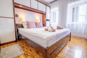 2 bedrooms, in-room safe, desk, iron/ironing board