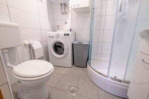 Dusj, hårføner, håndklær og såpe