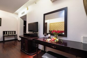 Premium bedding, minibar, in-room safe, desk - Hanoi Memory Central Hotel & Spa (Hanoi)