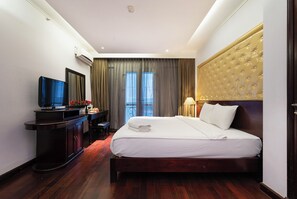 Deluxe kamer, 1 twee- of 2 eenpersoonsbedden | Luxe beddengoed, een minibar, een kluis op de kamer, een bureau
