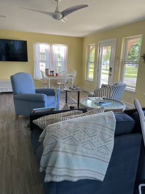 Living area - Lake Erie, small town on a Great Lake! Private community, beautiful new cottage! (Vermilion)