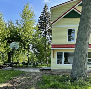 Terrace/patio - Lake Erie, small town on a Great Lake! Private community, beautiful new cottage! (Vermilion)