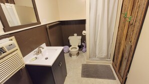 Dusche, Haartrockner, Handtücher, Toilettenpapier