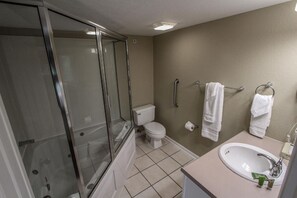 Baignoire à jets, sèche-cheveux, serviettes fournies