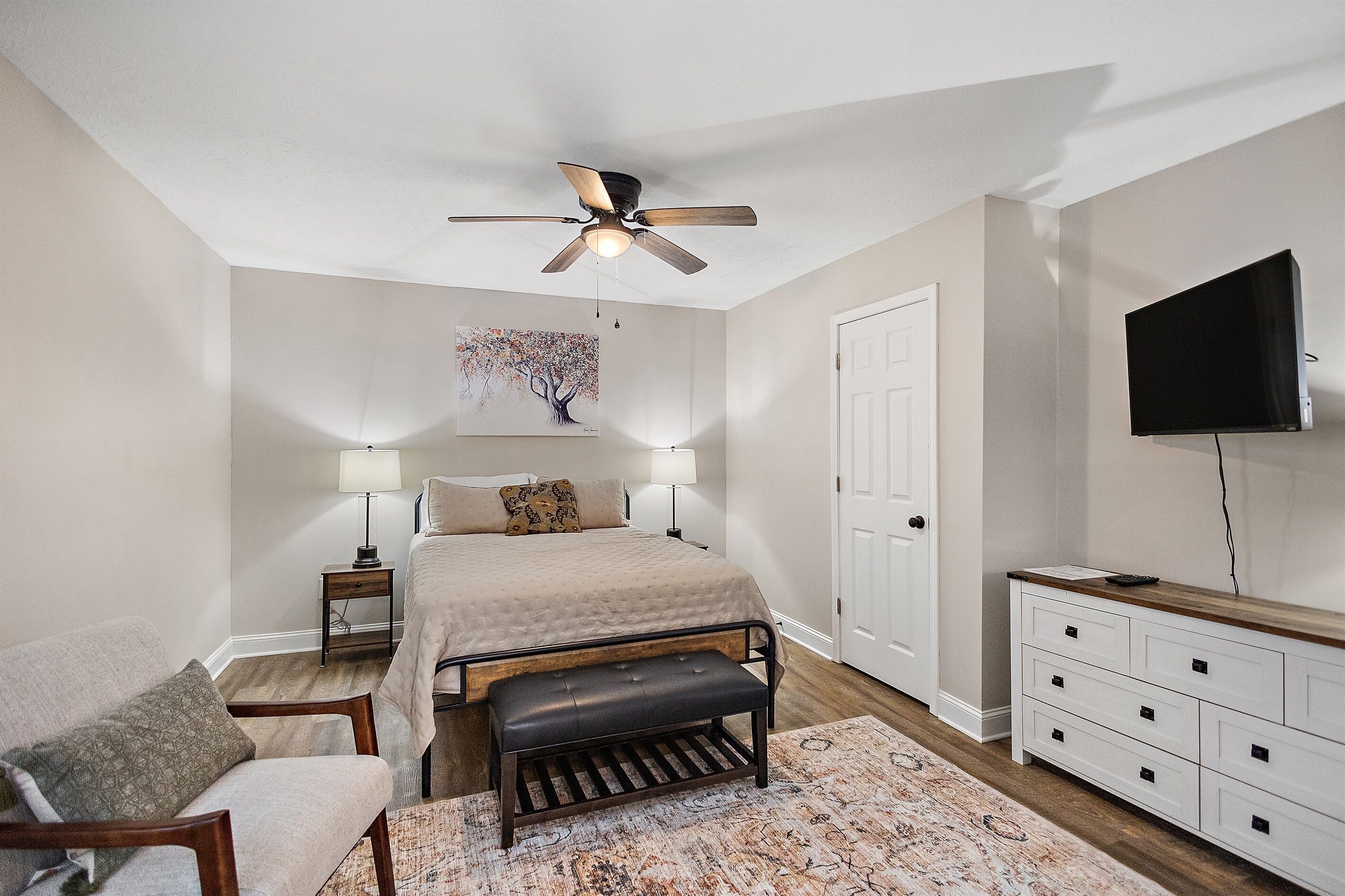 2 室のベッドルーム、アイロン / アイロン台、WiFi (無料)、ベッドシーツ