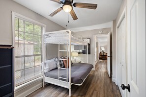 2 dormitorios, tabla de planchar con plancha, wifi gratis y ropa de cama