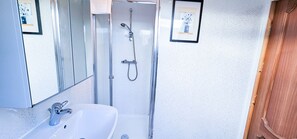 تجهيزات دش، مجففات شعر، مناشف، صابون